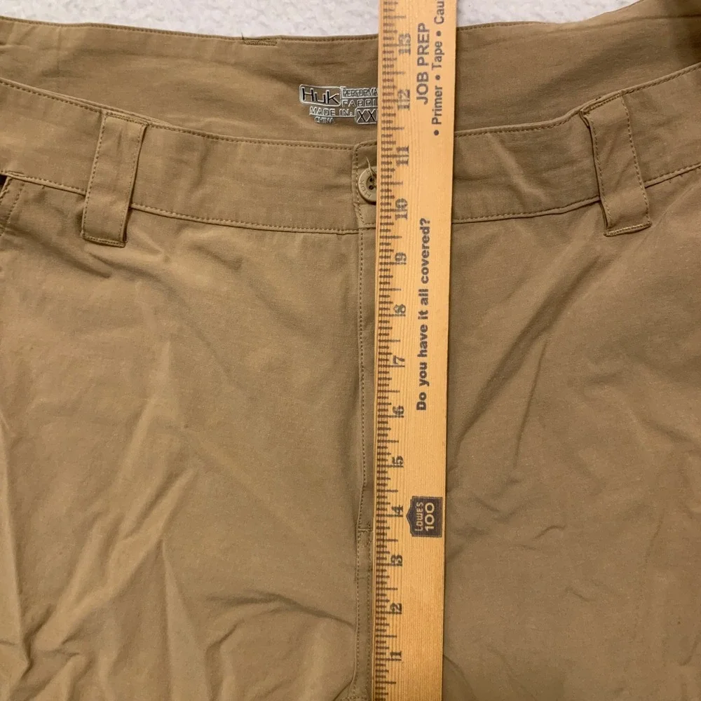 Huk Performance Fishing Shorts Mens XXL 42x10 Quick Dry Stretch Cargo Pocket Tan